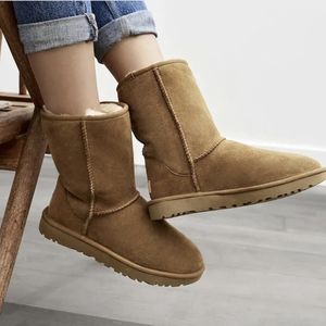 Women's classic short II Ugg boots - LIKE NEW!